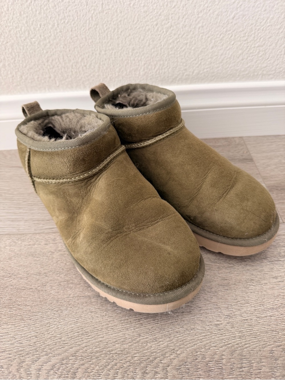 Classic Ultra Mini Ugg Size 8